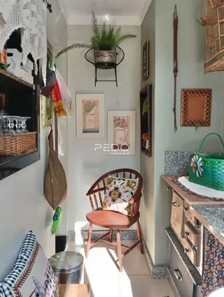 Sala de estar com cadeira de madeira e decoração na residência.