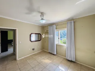 Sala de estar com piso de cerâmica e janela.