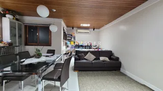 Sala de estar com mesa de jantar e sofá em um imóvel no Brasil.