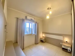 Ambiente interno de uma sala com piso de cerâmica e janela em um imóvel em Lajeado.