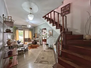 Interior de uma sala de estar com escadaria em Lajeado, Brasil.