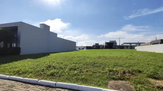 Fachada de uma residência branca com gramado verde.