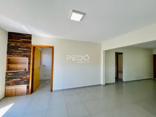 Ambiente interno com parede de madeira rústica e piso de cerâmica.