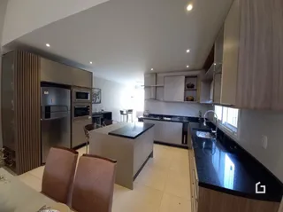 Vista da cozinha moderna de um apartamento em Lajeado, Brasil.