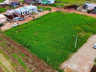Lote de terra com grama verde em uma área residencial em Lajeado.