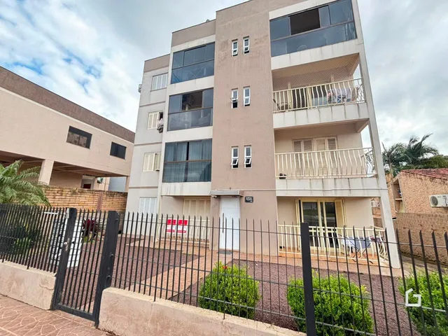 Fachada de um prédio residencial em Lajeado, Brasil, com cerca frontal.
