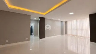 Uma área interna ampla com piso de cerâmica clara e iluminação moderna.