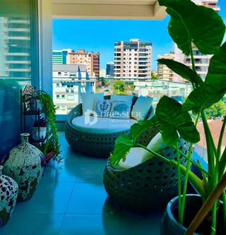 Sala de estar com vista para a cidade.