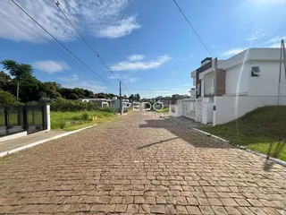 Vista da rua pavimentada em paralelepípedos de uma propriedade residencial em Lajeado.