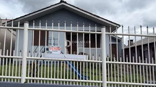 Fachada de uma casa em Lajeado, Brasil, com cerca branca na frente.