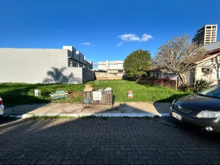 Fachada de uma residência em Lajeado, Brasil, com gramado em frente.