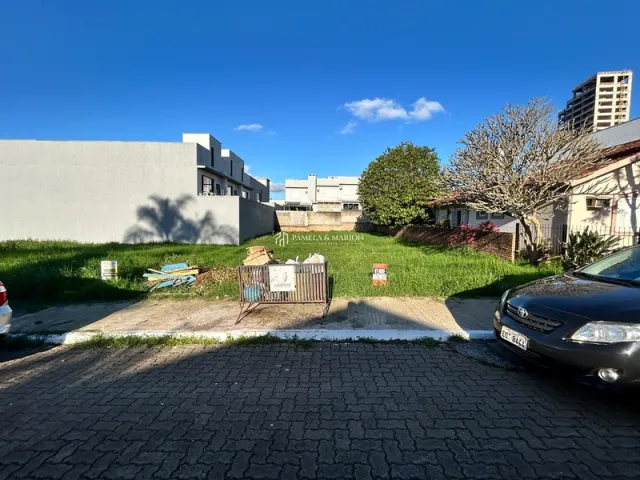 Fachada de uma residência em Lajeado, Brasil, com gramado em frente.