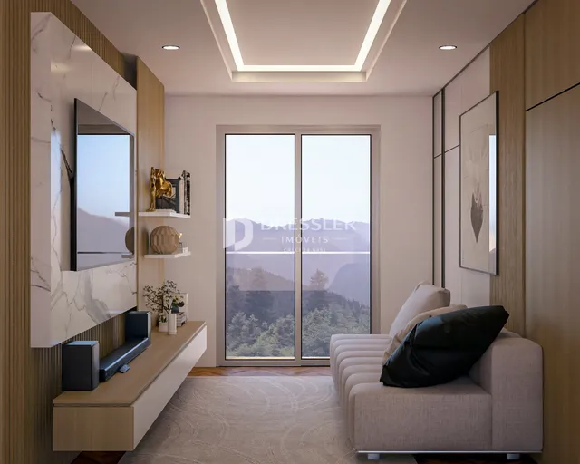 Sala de estar moderna com grandes janelas que dão vista para a paisagem.