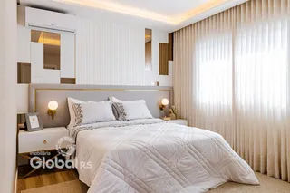 Quarto moderno com cama e decoração clara.