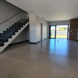 Hall com escadaria em um imóvel residencial.