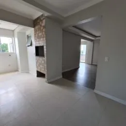 Hall de entrada com piso de cerâmica e paredes claras.