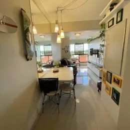 Hall de entrada com paredes claras e piso claro.