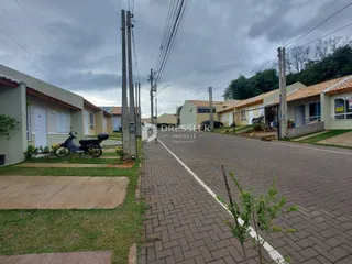 Vista externa de casas em uma rua residencial no Lajeado, Brasil.