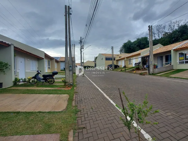 Vista externa de casas em uma rua residencial no Lajeado, Brasil.