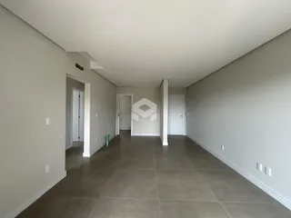 A foto mostra um corredor interno de uma residência.