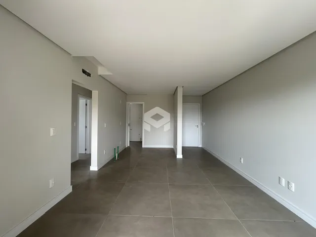 A foto mostra um corredor interno de uma residência.