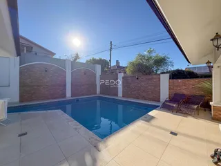 Vista externa de uma piscina e área de lazer de uma propriedade em Lajeado.