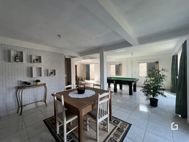 Ambiente interno com paredes de tijolo e mesa de jantar.