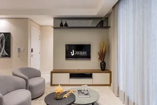 Sala de estar moderna com sofá e mesa de centro em um apartamento.