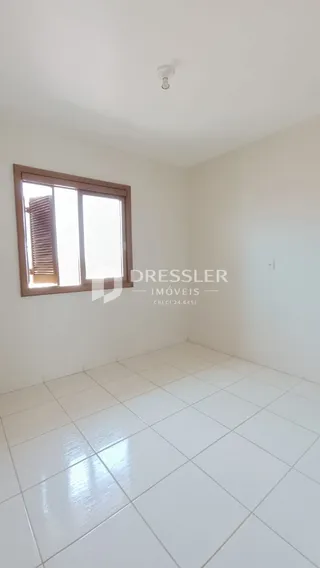 Foto de um ambiente interno com piso de cerâmica branca.