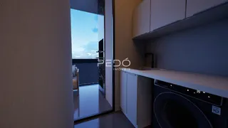 Vista de uma cozinha moderna com acesso a uma varanda.