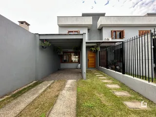 Fachada de uma residência em Lajeado, Brasil com muro e cerca.