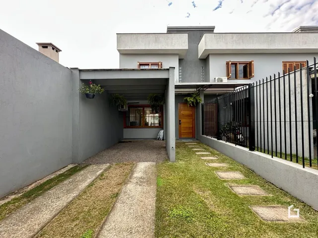 Fachada de uma residência em Lajeado, Brasil com muro e cerca.