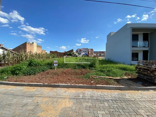 Vista externa de uma propriedade com vegetação e vizinhos em Lajeado.
