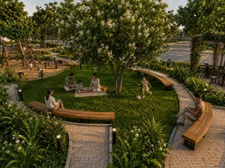 Vista externa de um jardim com bancos de madeira e vegetação.