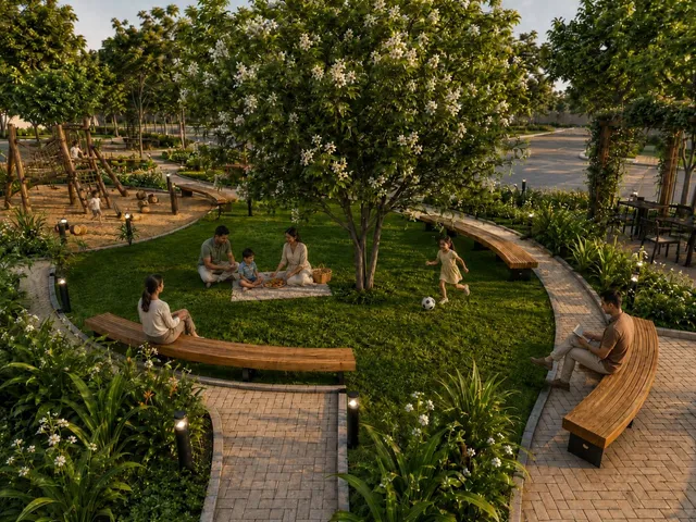 Vista externa de um jardim com bancos de madeira e vegetação.
