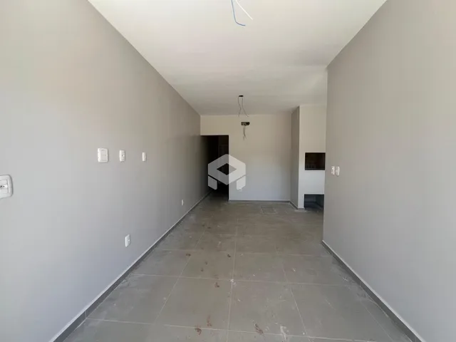 Vista de um corredor longo de uma residência.