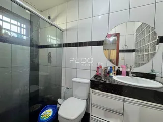 Banheiro com revestimento de azulejos brancos e pretos.