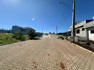 Vista da fachada de uma residência em Lajeado, Brasil, com uma rua pavimentada.