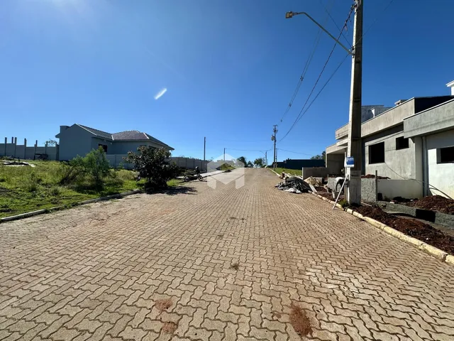 Vista da fachada de uma residência em Lajeado, Brasil, com uma rua pavimentada.
