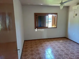 Ambiente interno com piso de cerâmica e janela.
