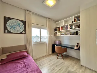 Quarto com cama e janela de vista para a cidade em Lajeado.