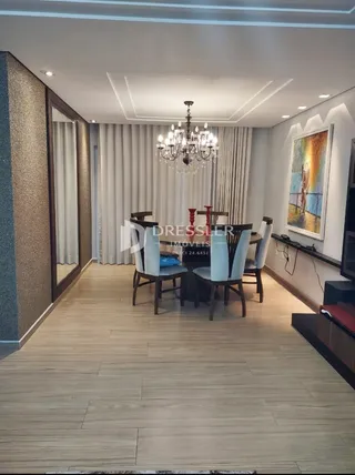 Sala de jantar com piso de madeira e espelho na residência.
