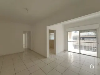 Corredor interno com piso de cerâmica e paredes brancas.