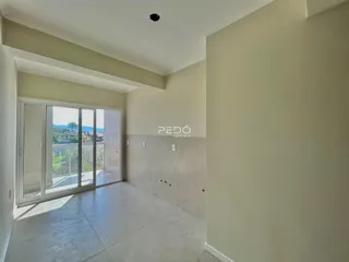 Interior com piso de cerâmica e portas de vidro de acesso ao exterior.
