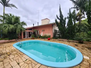 Uma piscina azul está localizada no quintal da propriedade em Lajeado.