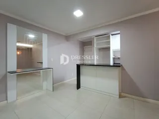 Interior de um corredor com piso de cerâmica e espelho.