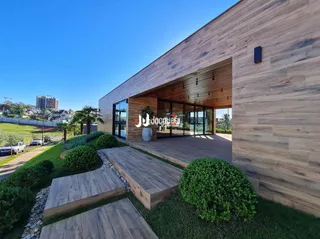 Fachada moderna de uma residência com deck de madeira em Lajeado, Brasil.