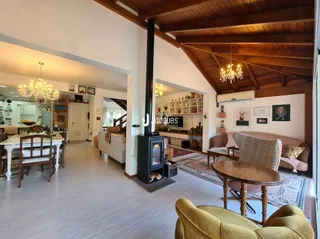 Ambiente interno com piso de madeira e vigas de madeira.