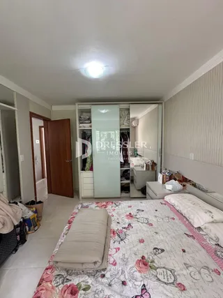 Quarto com cama e guarda-roupa em um imóvel.