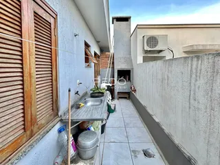 Vista lateral de uma área de serviço externa de uma residência em Lajeado.